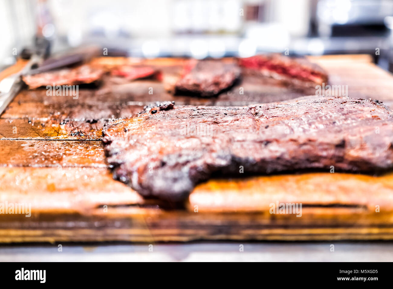 Frisch gebratenen gegrillt gekocht gebräunt Rock Flanke Strip Steak auf Holz Schneidebrett, Fett, gut mariniert Stockfoto