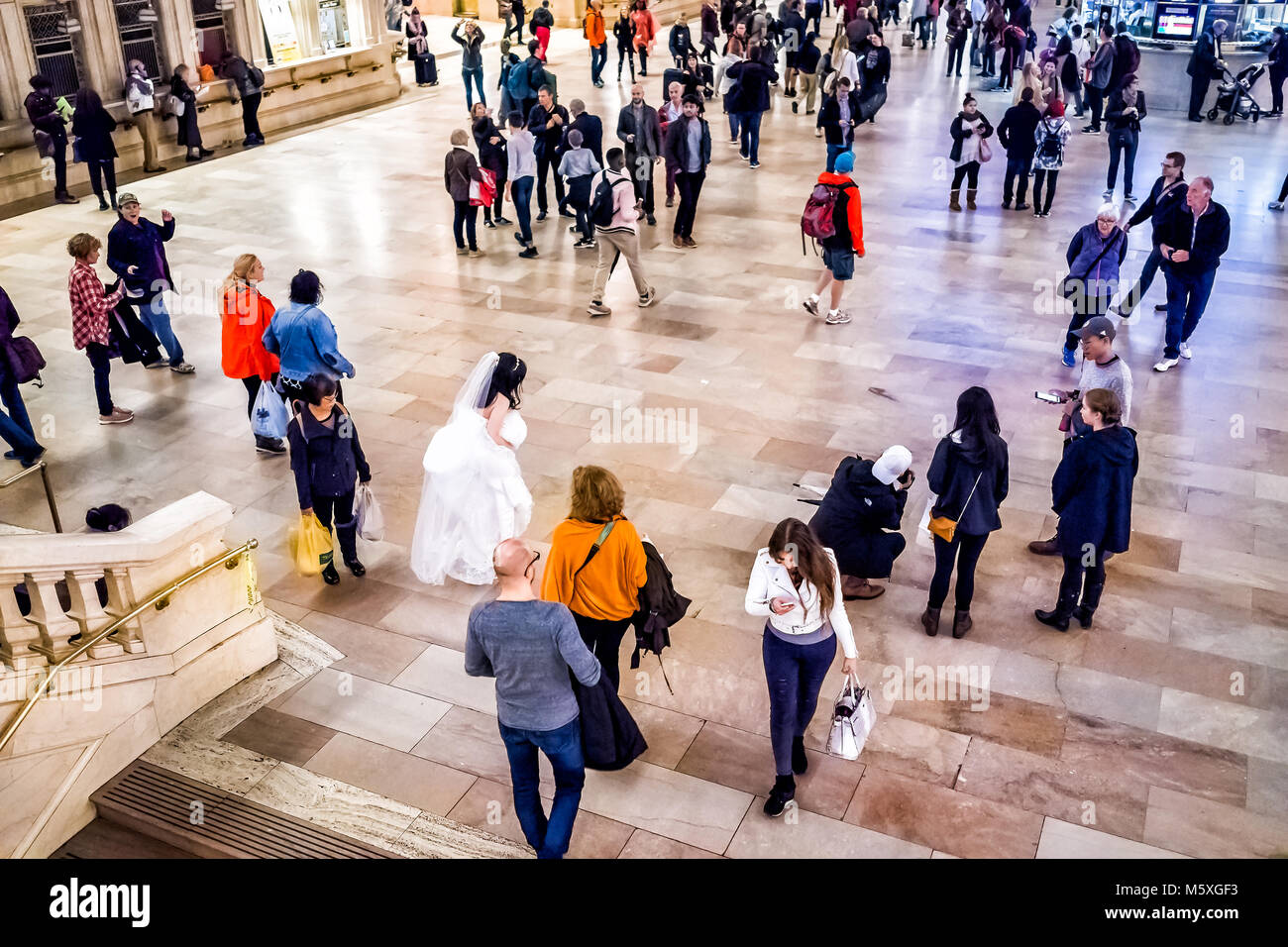 New York City, USA - Oktober 29, 2017: Die Menschen in der Grand Central Station Luftaufnahme hinunter in NYC Haupthalle, Erdgeschoss, Transport Concourse, peo Stockfoto