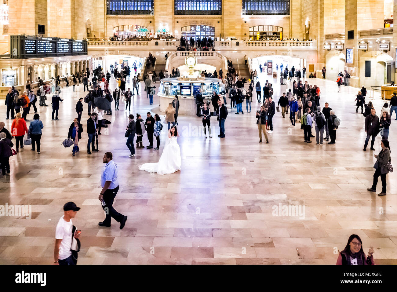 New York City, USA - Oktober 29, 2017: Die Menschen in der Grand Central Station Luftaufnahme hinunter in NYC Haupthalle, Erdgeschoss, Transport Concourse, peo Stockfoto