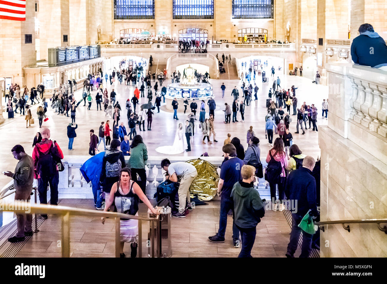 New York City, USA - Oktober 29, 2017: Die Menschen in der Grand Central Station Luftaufnahme hinunter in NYC Haupthalle, Erdgeschoss, Transport Concourse, peo Stockfoto