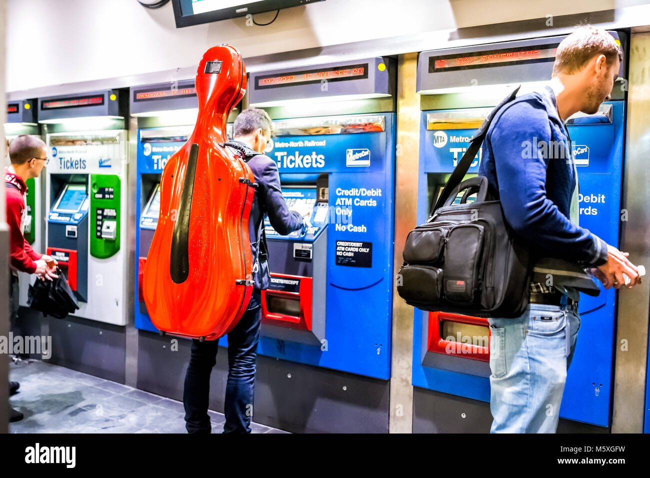 New York City, USA - Oktober 29, 2017: Die Menschen in der Grand Central Station NEW YORK CITY TRANSPORT Concourse, kaufen Zug metrocard U-Bahn Tickets an Maschinen Stockfoto