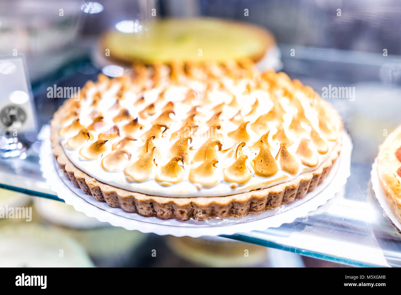Lemon Meringue Pie closeup auf Anzeige Regal der Bäckerei shop shop gebacken mit geschlagener Eischnee karamellisierten Stockfoto