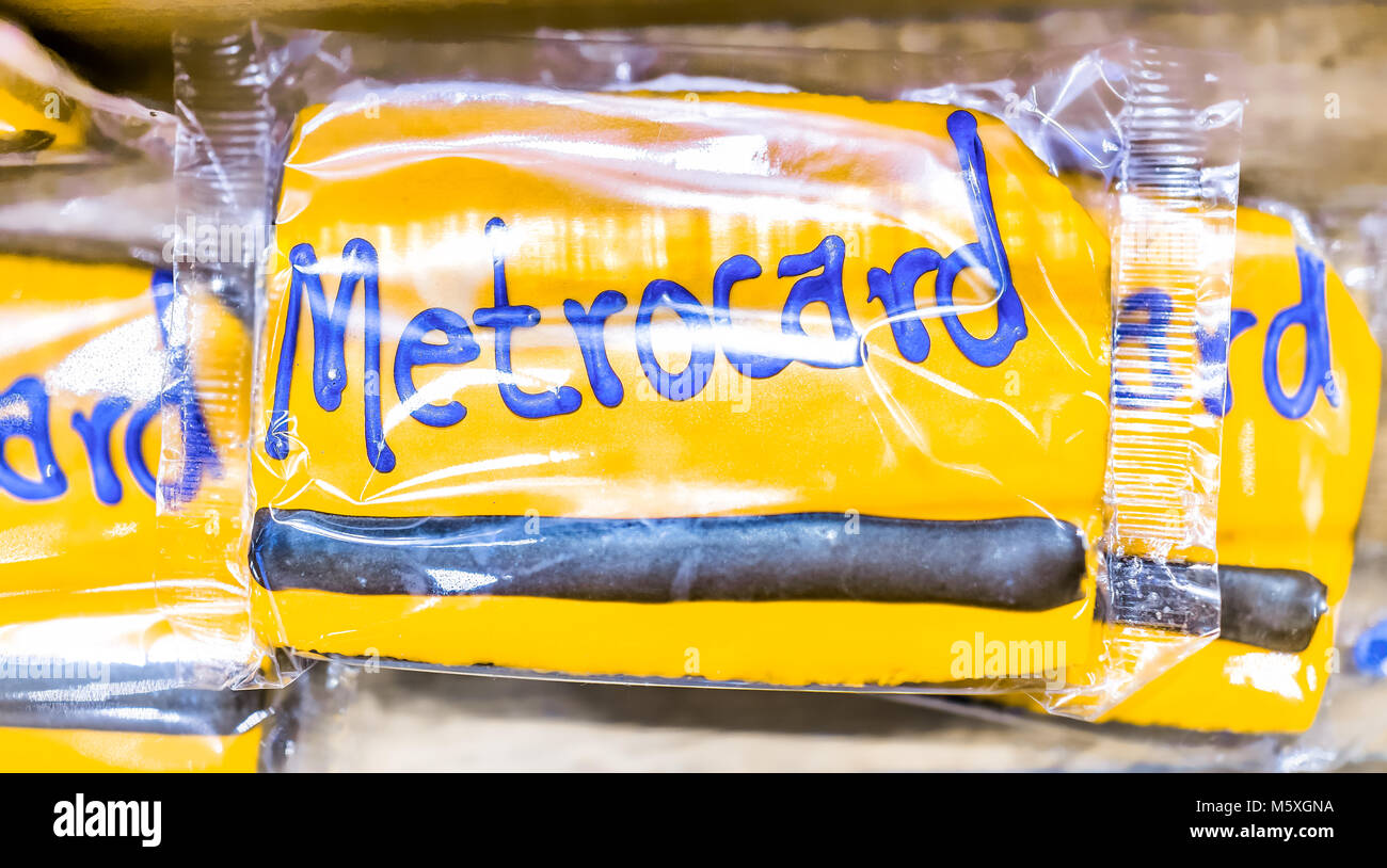 New York City, USA - Oktober 29, 2017: Makro Nahaufnahme von Plastik eingewickelt metrocard nyc U-Bahn mta dekoriert gelb Cookies in Bäckerei store Shop Stockfoto