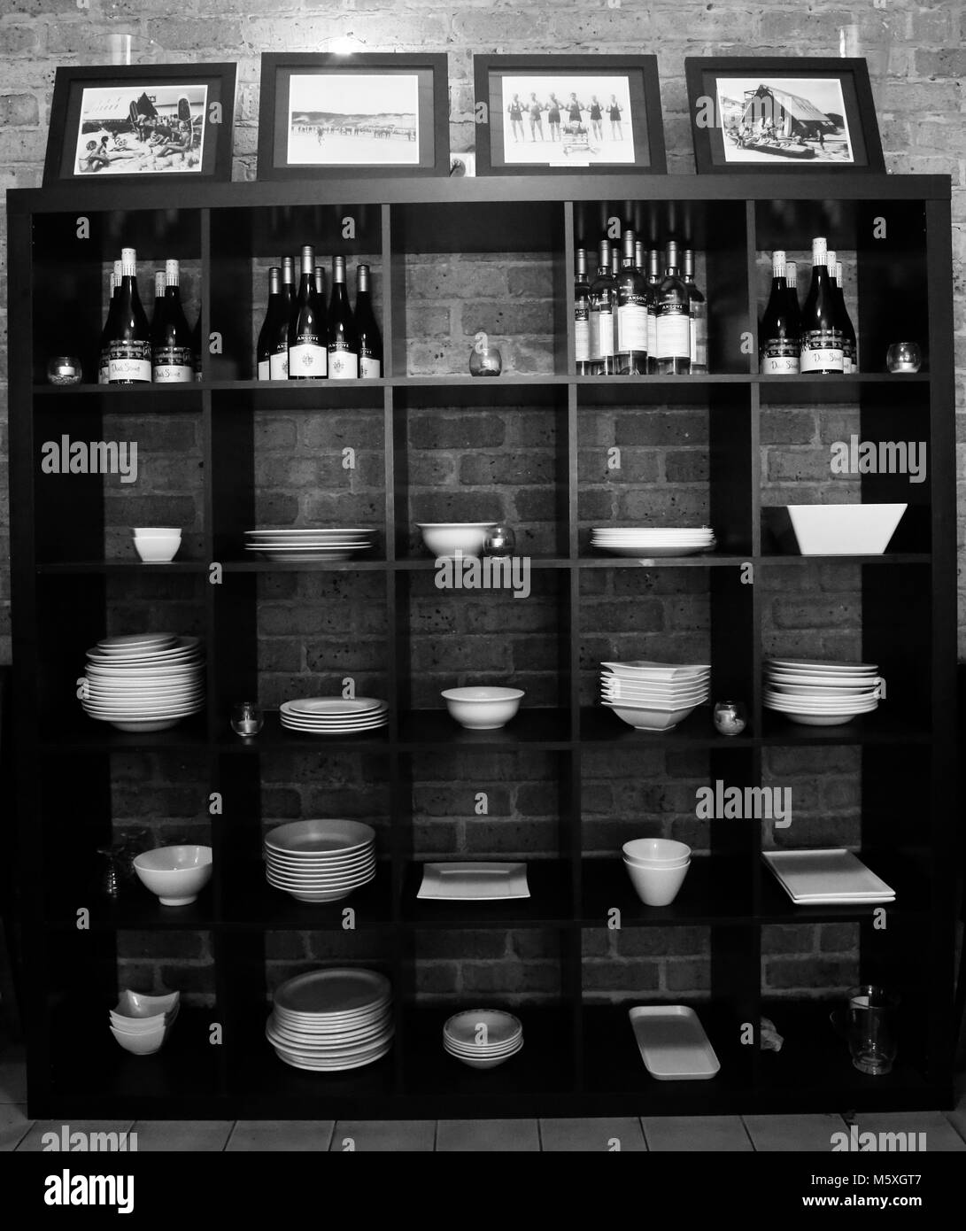 Besteck Schussel Platte Und Flasche Wein Schrank Mit Lebensretter Bilderrahmen Schwarz Weiss Stockfotografie Alamy