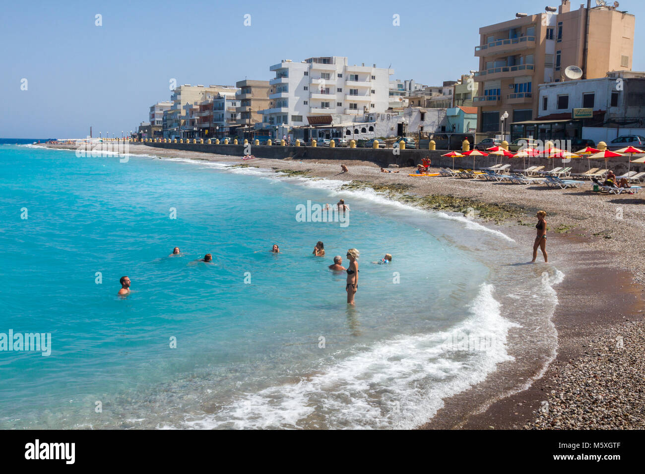 Der Strand von Rhodos Stadt, auf der Insel Rhodos, Griechenland. Stockfoto