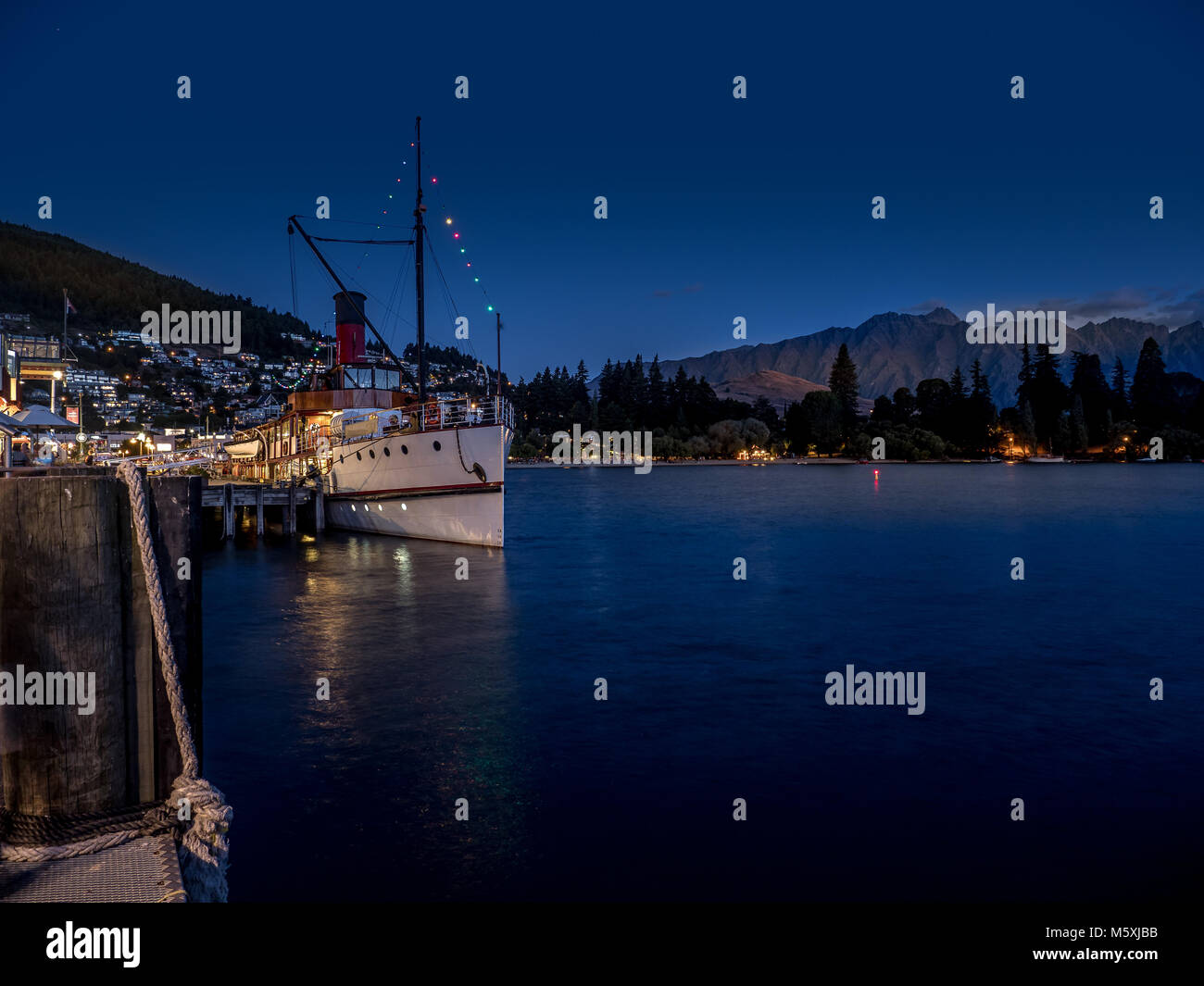 Die Stadt Queenstown, Neuseeland nach dem Sonnenuntergang. Stockfoto