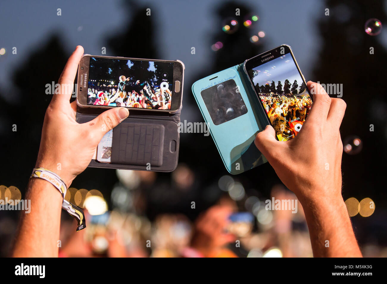 Festival Besucher nimmt Fotos mit dem Iphone von der britischen Band Skunk Anansie und Sängerin Deborah Anne Dyer alias Skin bei Live Stockfoto