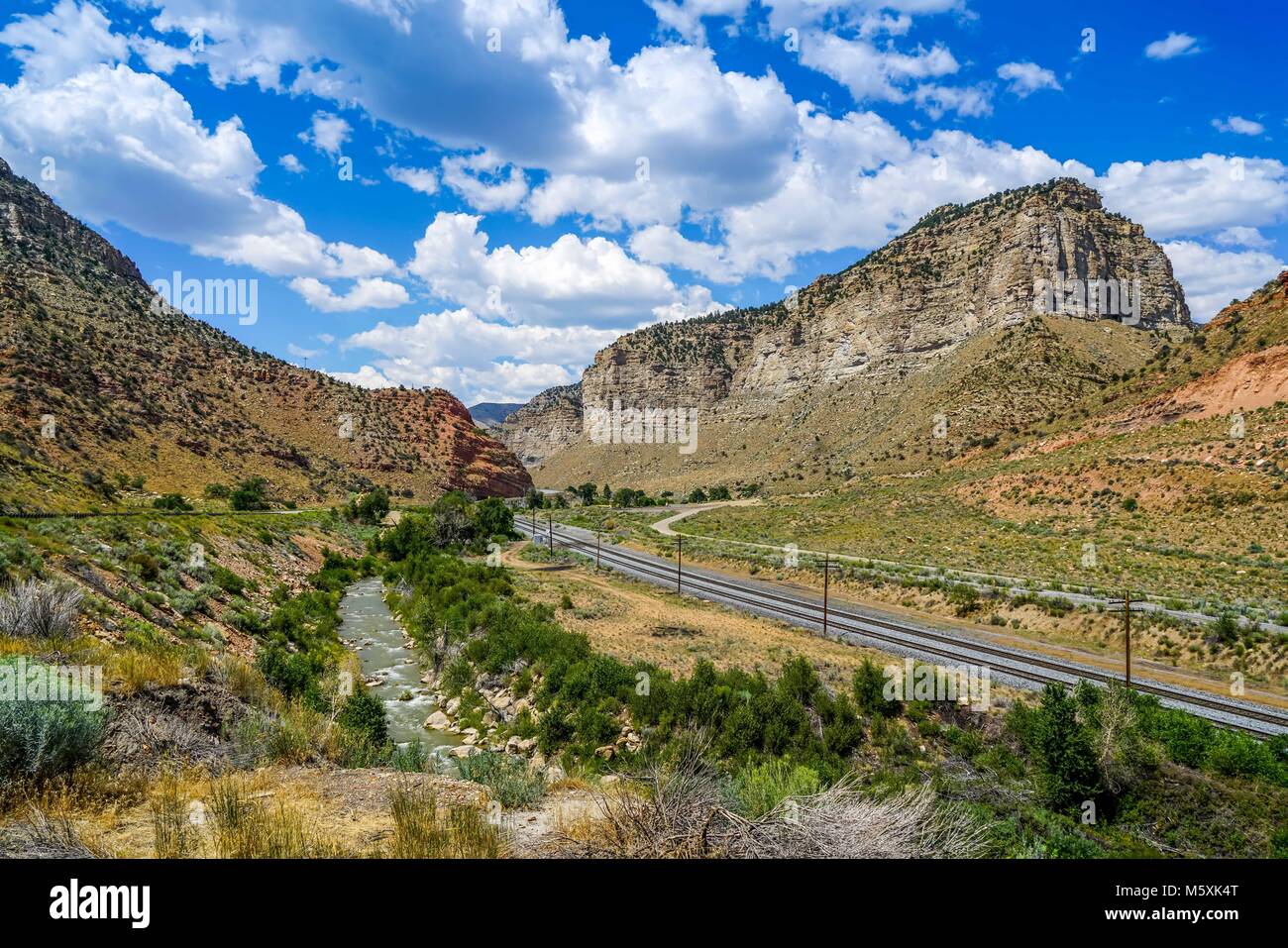 Eine atemberaubende River Valley durch unglaubliche Rocky Mountains Klettern gibt es auf den Weg zum Himmel umgeben. Stockfoto