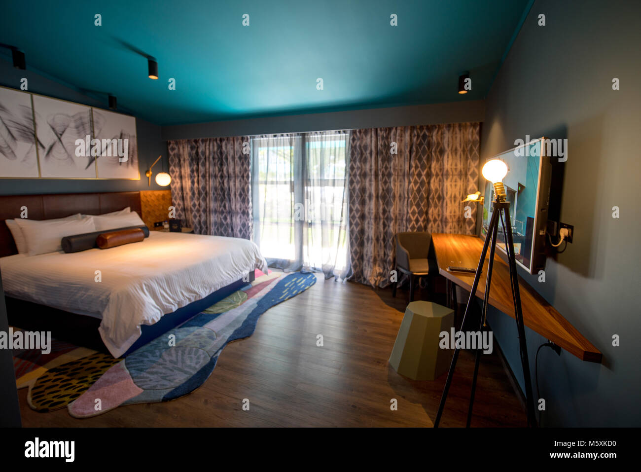 Luxuery Hotel Zimmer mit blauen Decke, King Bett und moderne Möbel Stockfoto