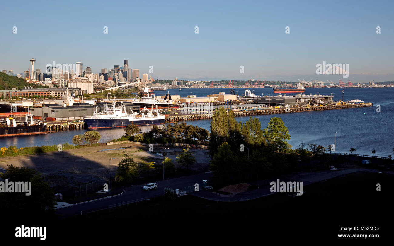WA13728-00...WASHINGTON - Blick von der Magnolia Bridge auf die Seattle Waterfront einschließlich des alten Viadukts. 2017 Stockfoto