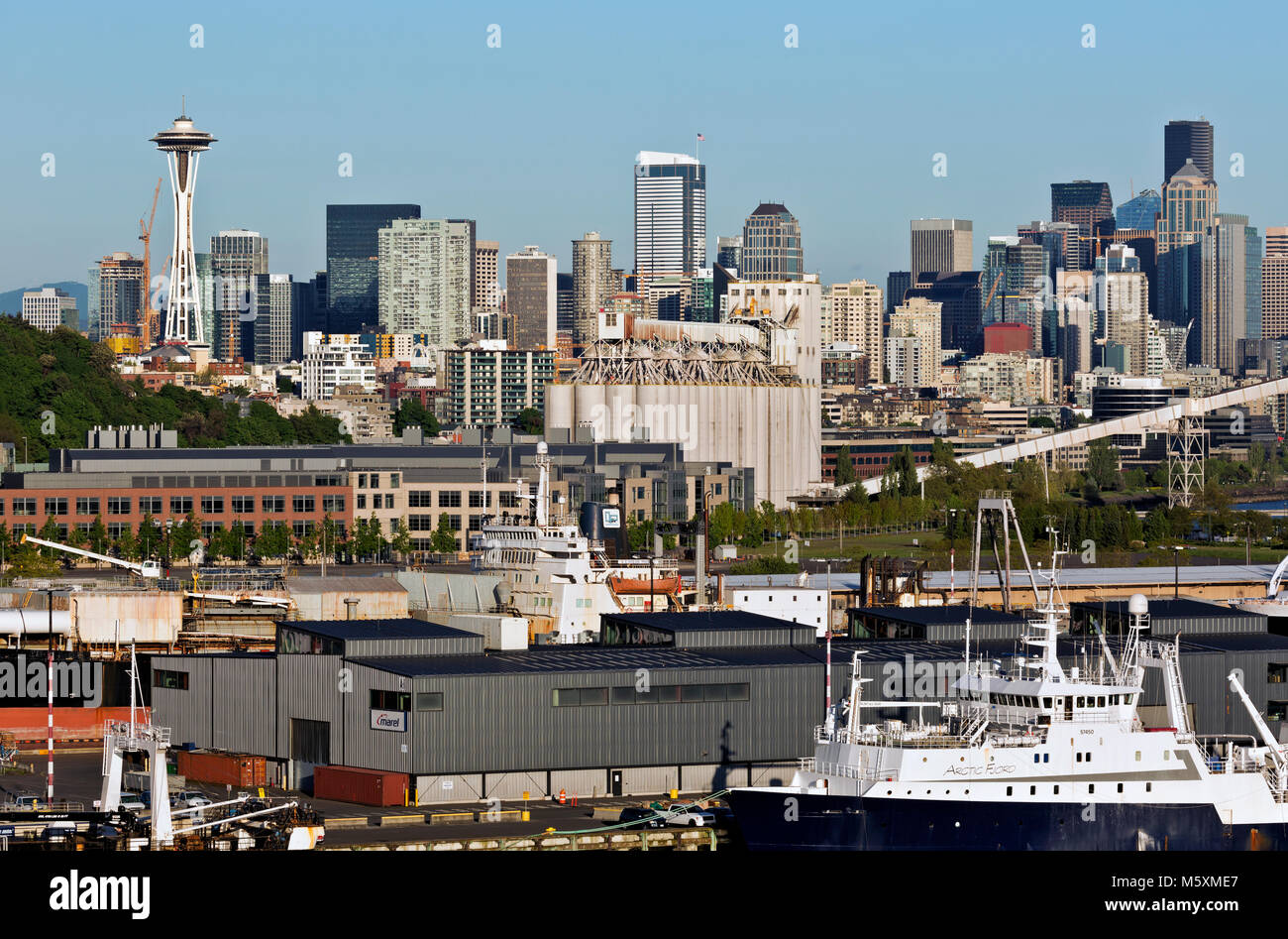 WA13731-00...WASHINGTON - Blick auf die Docks, die Uferpromenade, die Space Needle und die Hochhäuser der Innenstadt von der Magnolia Bridge in Seattle. 2017 Stockfoto