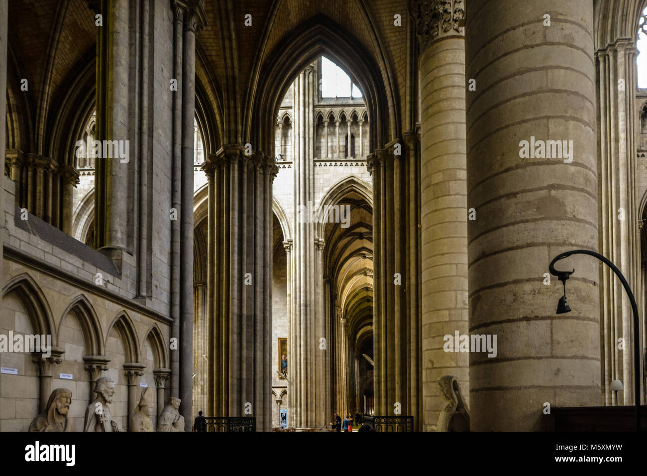 Die feierliche innenraum der Kathedrale von Rouen in der Normandie von Rouen Frankreich mit seinem massiven Gewölbe Stockfoto