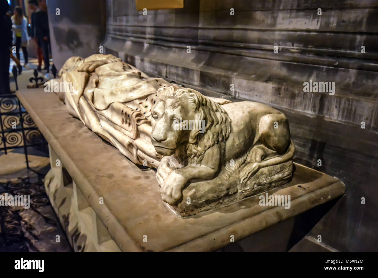 Marmorstatue des Französischen Bischof Simon Matiffas de Buci im Chorumgang der Kathedrale Notre Dame, Paris mit einem Löwen zu seinen Füßen eingeschlafen Stockfoto