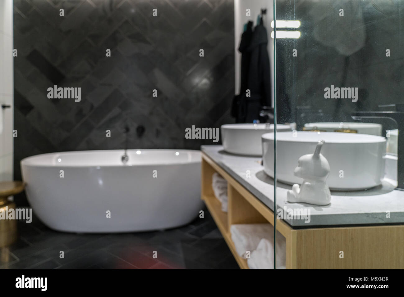 Stilvolles luxuriöses Badezimmer, Badewanne mit grau/weißen Thema Stockfoto