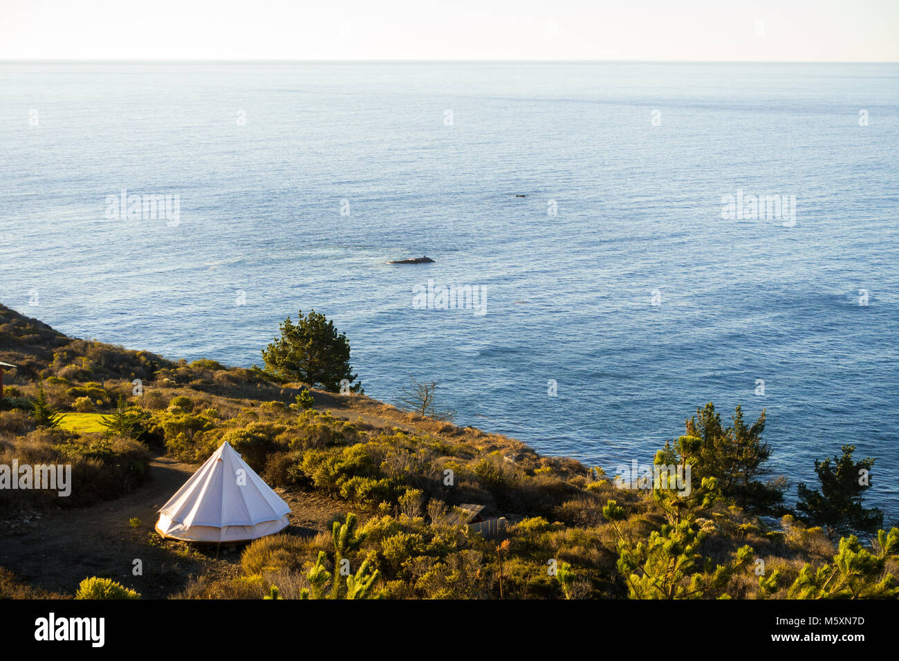 Jurte / Zelt auf Küste von Kalifornien Küste Stockfoto