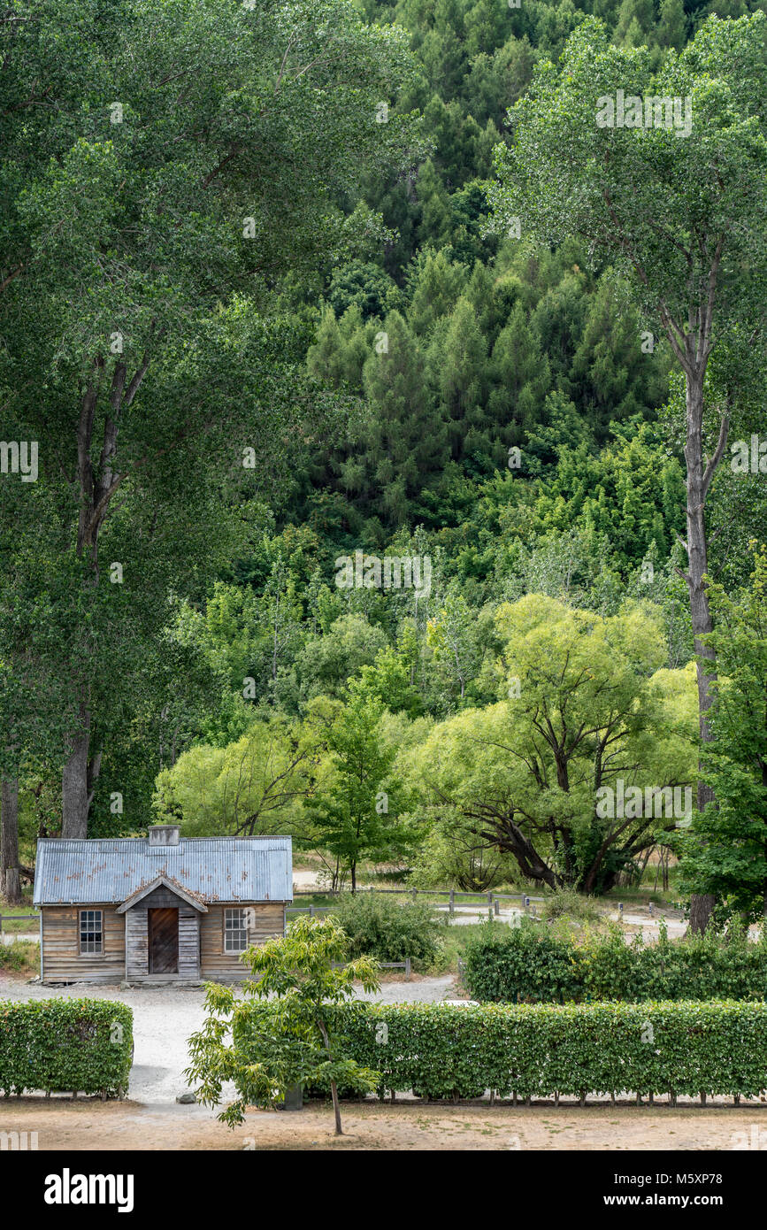 Verlassenen alten Holzhaus im tiefen Wald Stockfoto