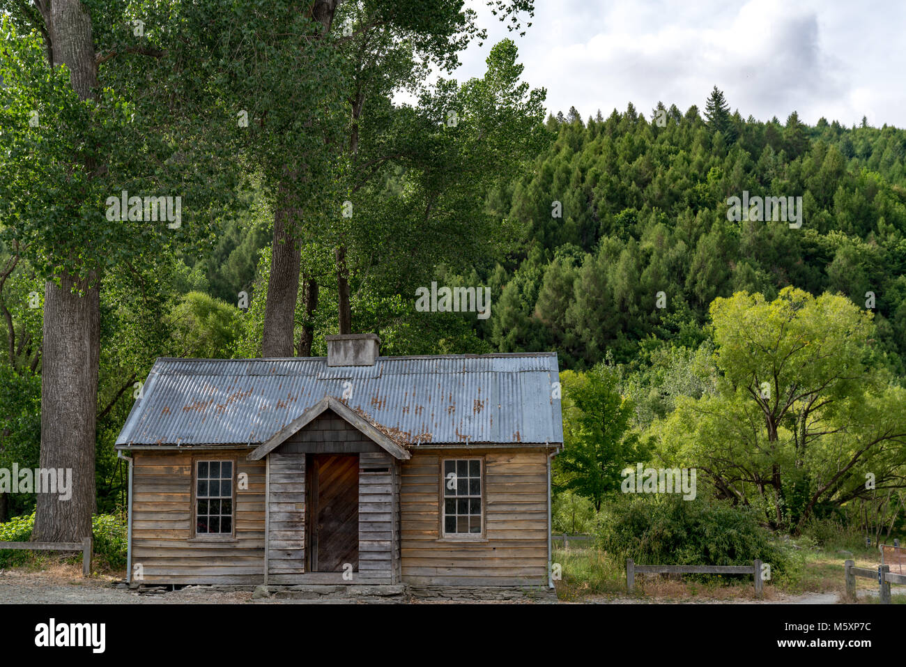 Verlassenen alten Holzhaus im tiefen Wald Stockfoto