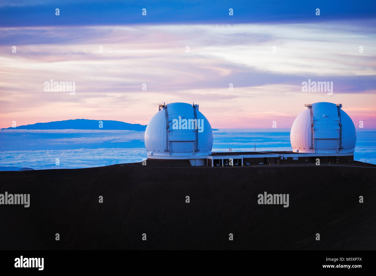 W.m. Keck Observatory und Vulkan Haleakala auf Maui aus den Gipfel des Mauna Kea, Big Island, Hawaii USA Stockfoto