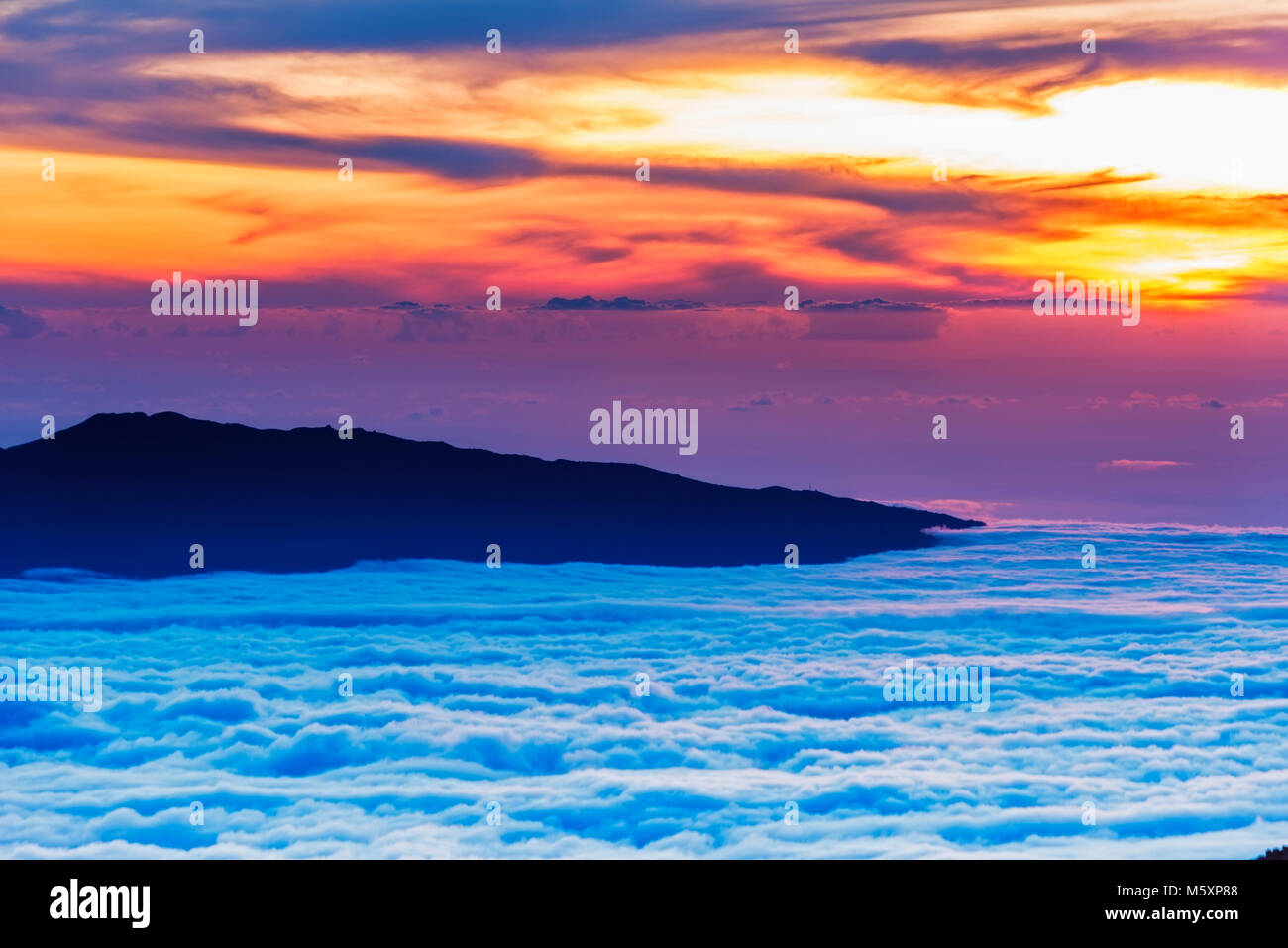 Hualalai Vulkan vom Gipfel des Mauna Kea bei Sonnenuntergang, Big Island, Hawaii USA Stockfoto