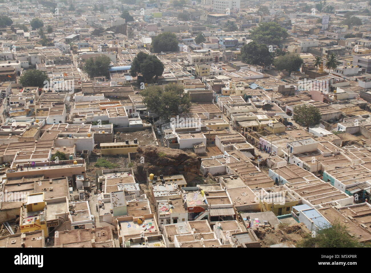 Luftaufnahme von Badami Stadt. Blick von Badami Höhlen. Stockfoto