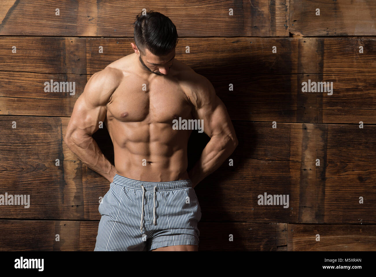 Portrait einer jungen körperlich fit Mann mit seinem Körper beim Tragen ...