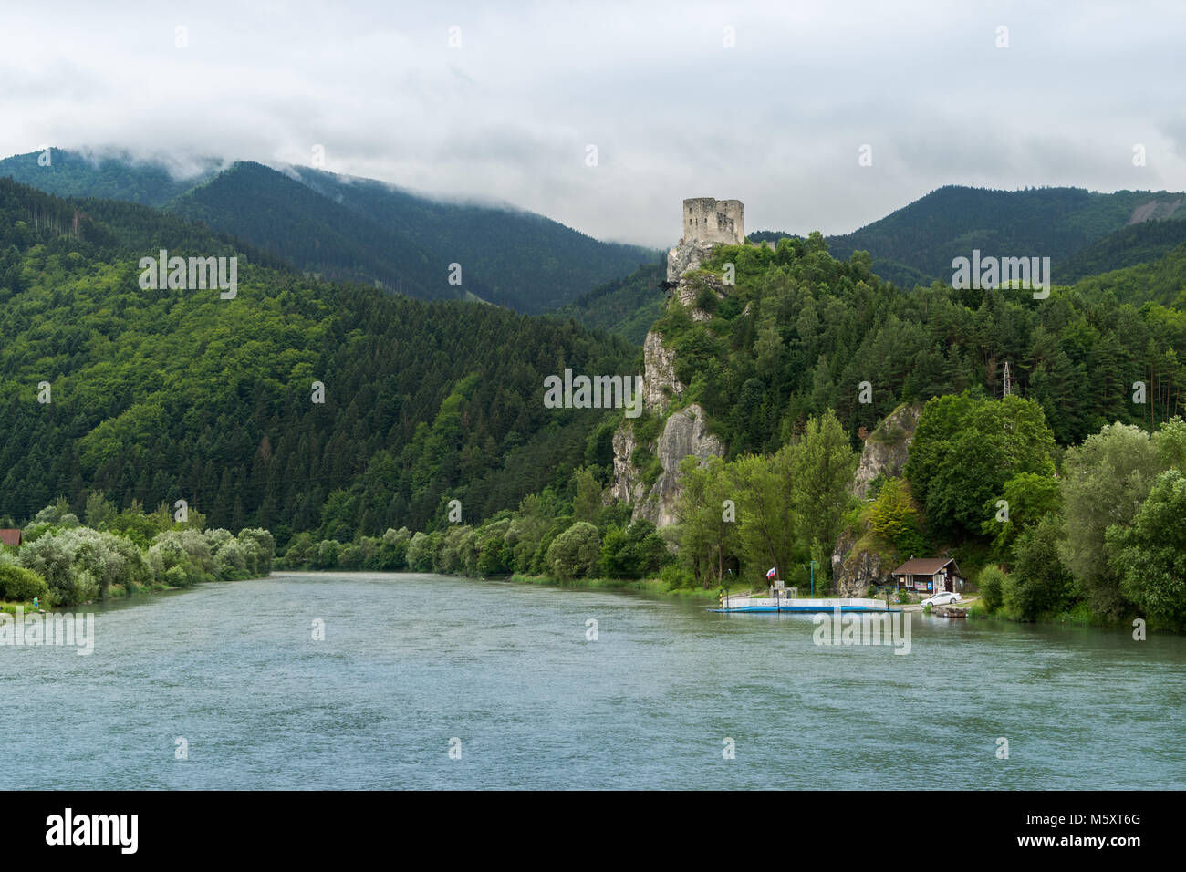 Burg strecno vom Fluß Vah Sicht Stockfoto