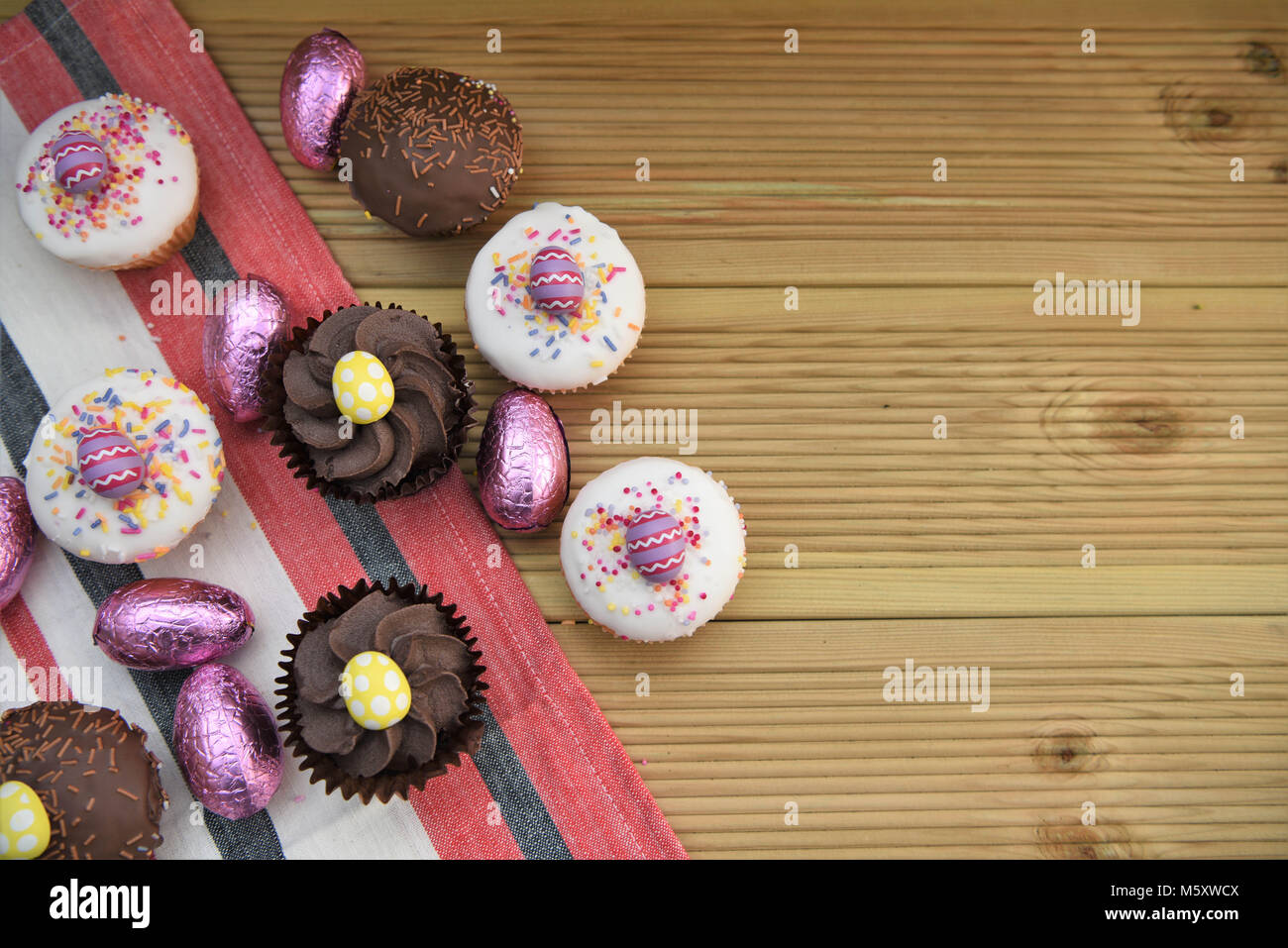 Farbenfrohe Ostern Kuchen auf rustikalen Holztisch Stockfoto