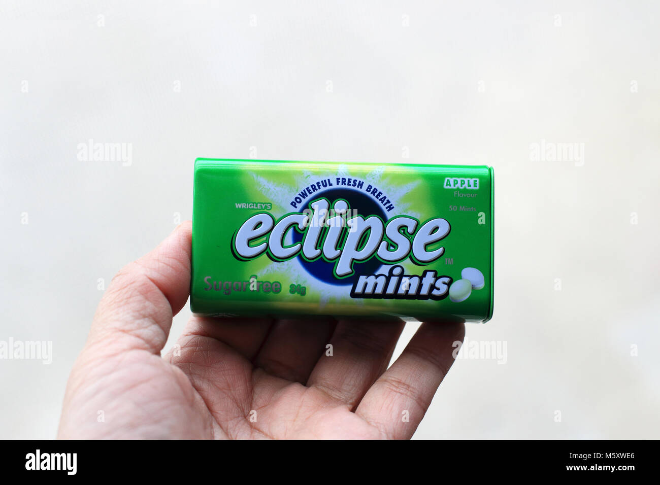 Australische Eclipse frischen Atem Apple aromatisiert Münzstätten vor weißem Hintergrund Stockfoto