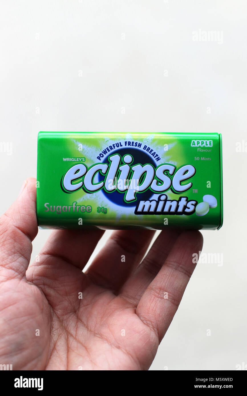 Australische Eclipse frischen Atem Apple aromatisiert Münzstätten vor weißem Hintergrund Stockfoto