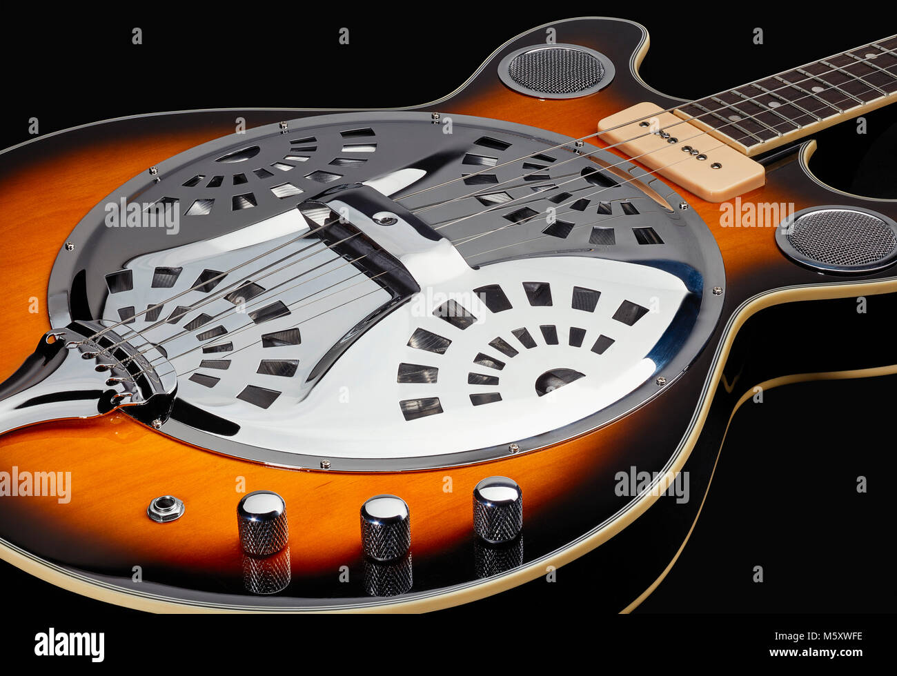 Eastwood Delta 4 Tenor Resonator Gitarre, Pick ups und Kontrollen Stockfoto