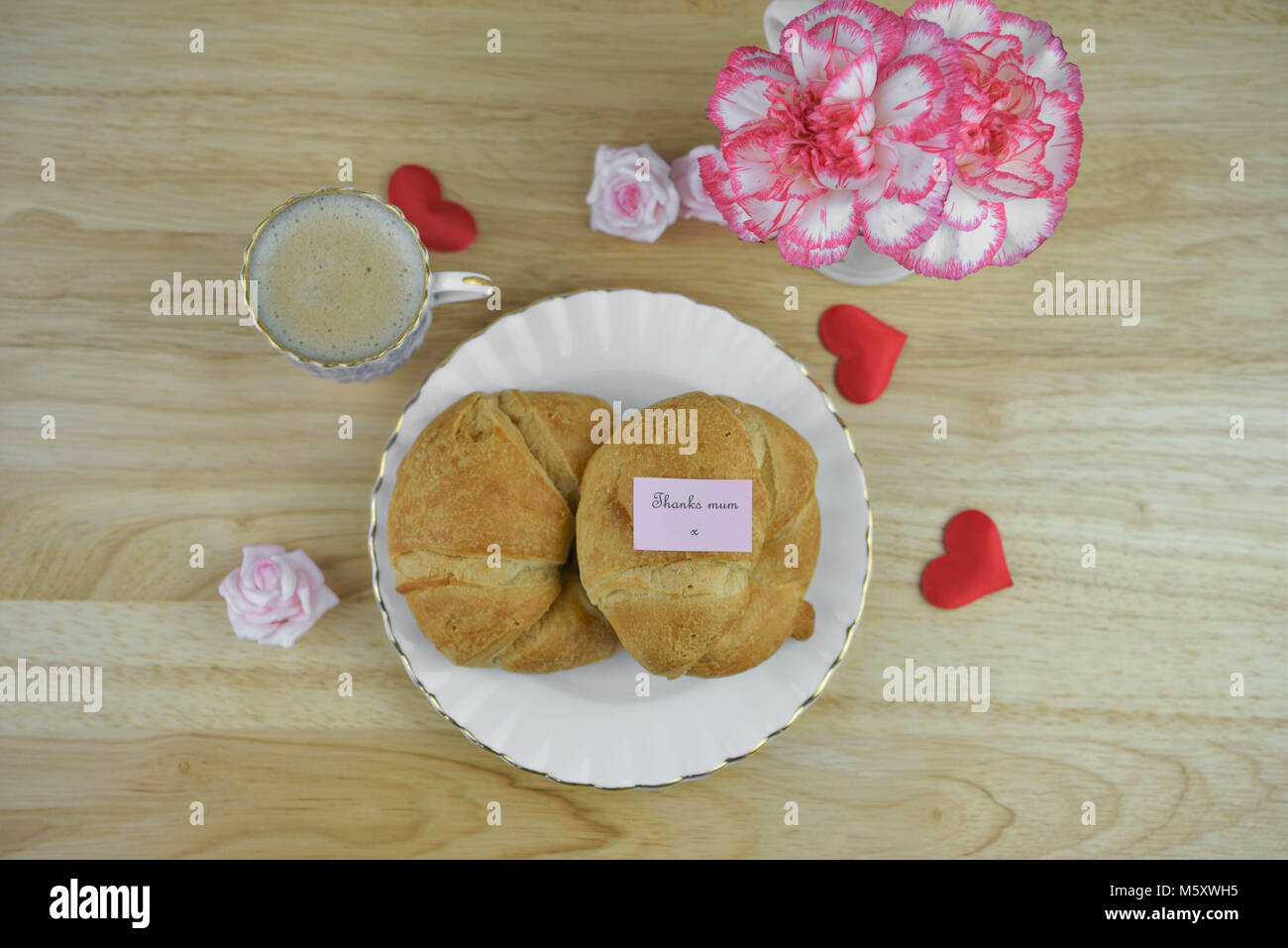 Muttertag Frühstück mit Kaffee und Blumen Stockfoto