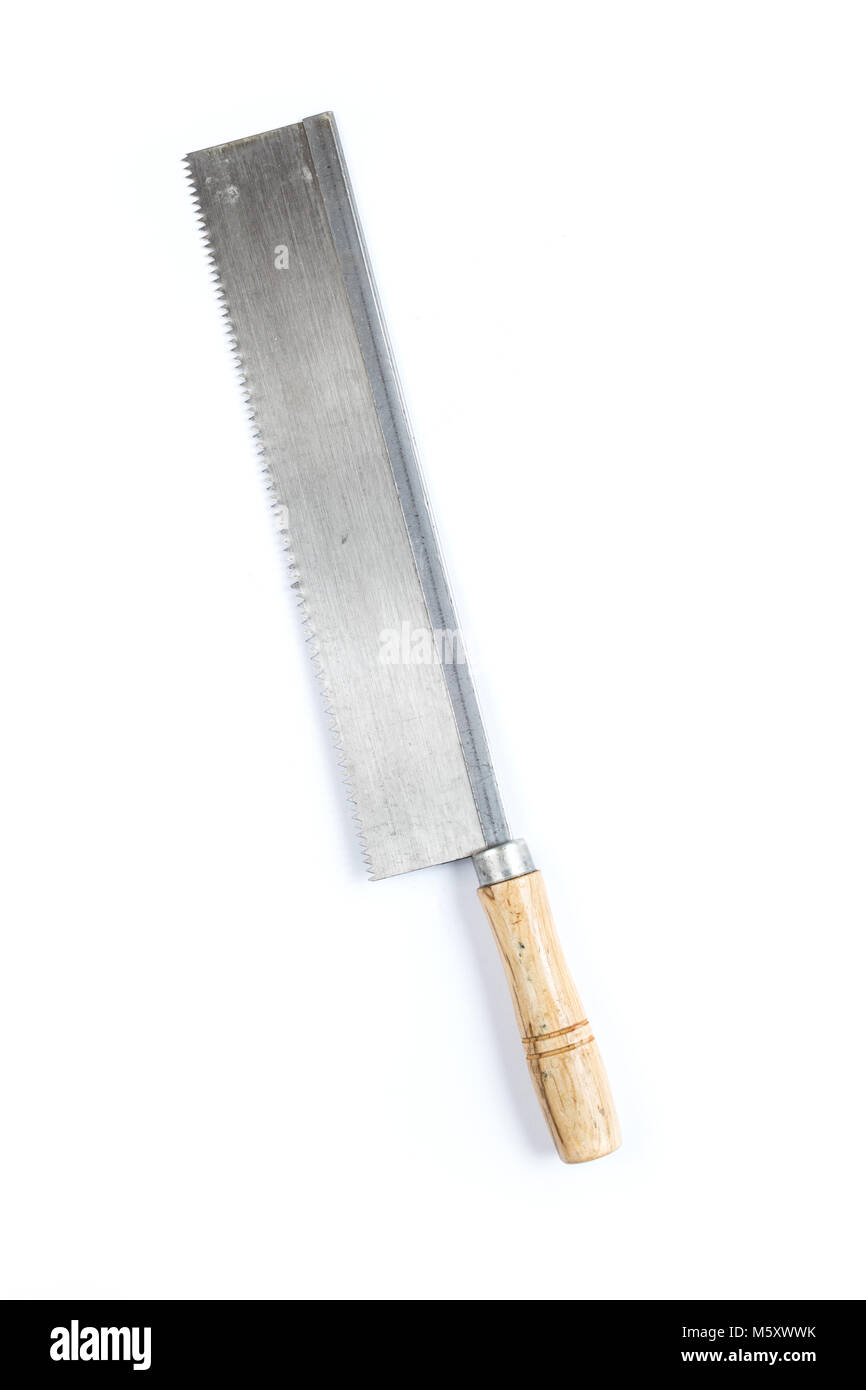 Kleine Metallsäge mit Holz auf einem weißen Hintergrund. Tischler Werkzeuge, Geräte. Scharfe Silber gesehen. Pfad gespeichert. Stockfoto