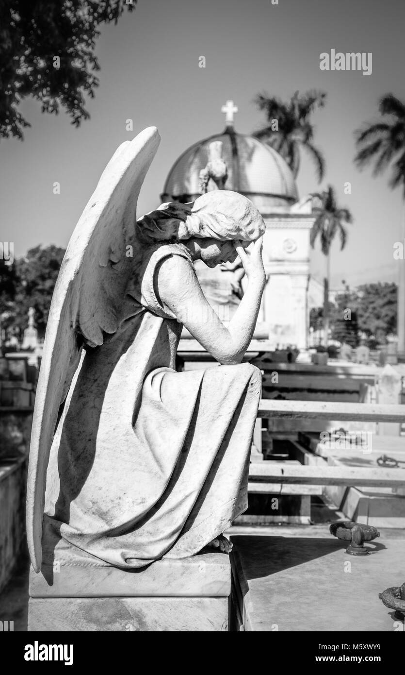 Cristobal Colon katholischen Friedhof Kapelle und Spalte mit Engel im Vordergrund, Vedado, Havanna, Kuba Stockfoto