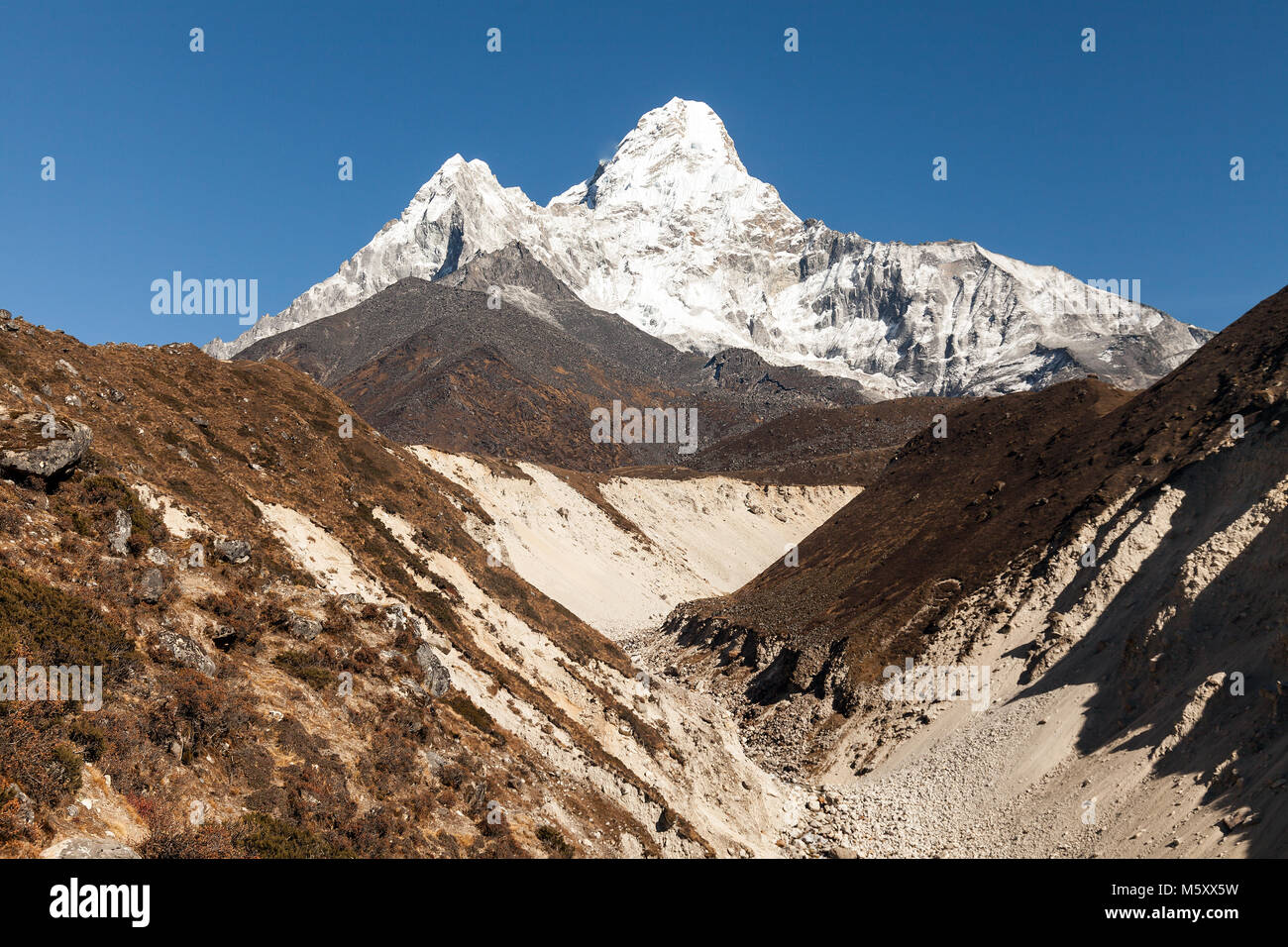Blick auf die Ama Dablam (6814 m) - Everest Region, Nepal, Himalaya Stockfoto