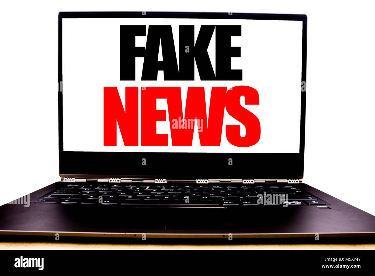 Handschriftlichen Text, gefälschte Nachrichten. Business Konzept schreiben für Hoax Journalismus auf dem vorderen Bildschirm geschrieben, weisser Hintergrund mit Platz anzeigen. Stockfoto