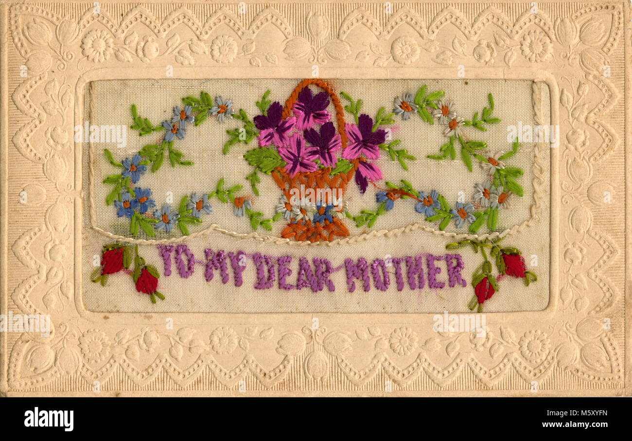 AJAXNETPHOTO. 1914-1918. WW 1 EPHEMERA. - Ein SEIDE SCHREIBEN KARTE DARSTELLUNG ein BLUMENARRANGEMENT mit der Notation "Meine liebe Mutter", DIE SICH INNERHALB EINER GEPRÄGTE GRENZE DES TYPS GESENDET von Soldaten, die an der Westfront zu VERWANDTEN IN GROSSBRITANNIEN FOTO: AJAX VINTAGE BILDARCHIV REF:182602 2 Stockfoto