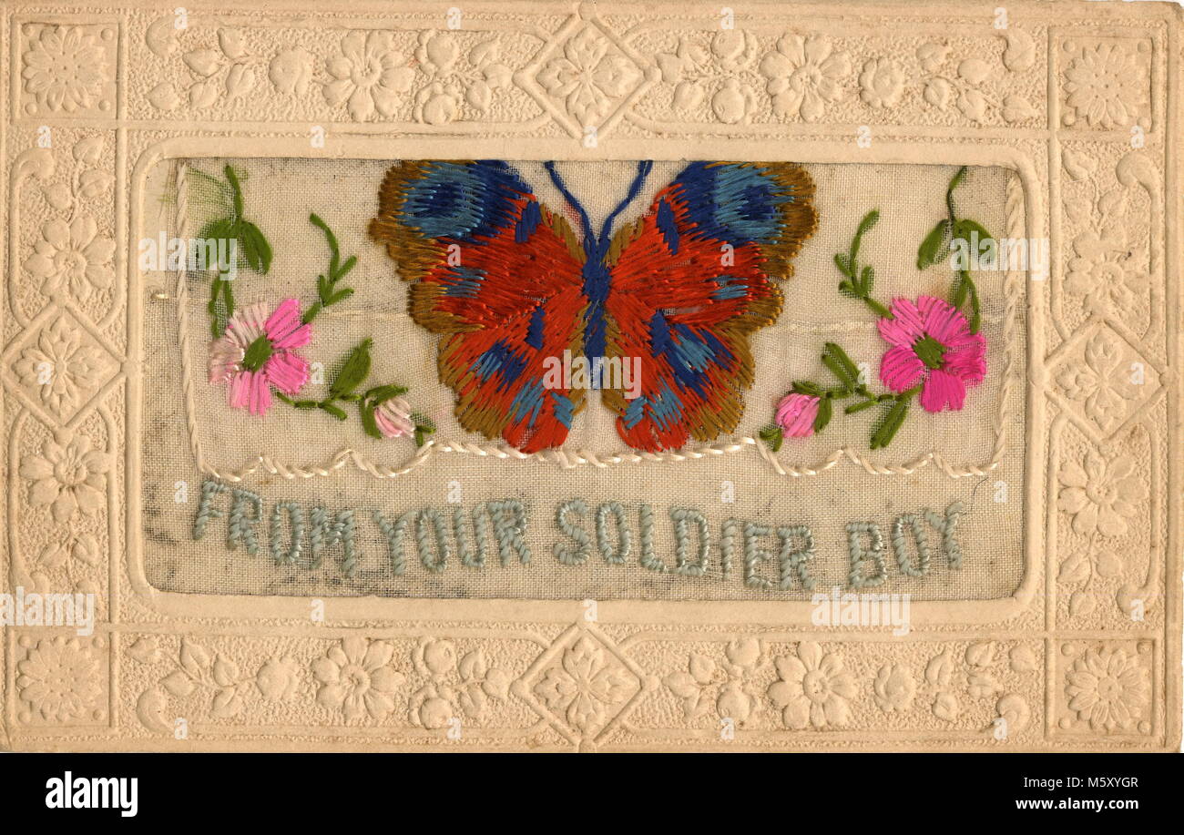 AJAXNETPHOTO. 1914-1918. WW 1 EPHEMERA. - Ein SEIDE SCHREIBEN KARTE MIT DER DARSTELLUNG EINES TAGPFAUENAUGES MIT BLUMEN UND MIT DER NOTATION" VON IHREM SOLDIER BOY', DIE SICH INNERHALB EINER GEPRÄGTE GRENZE DES TYPS GESENDET von Soldaten, die an der Westfront zu VERWANDTEN IN GROSSBRITANNIEN FOTO: AJAX VINTAGE BILDARCHIV REF:182602 3 begrenzt Stockfoto