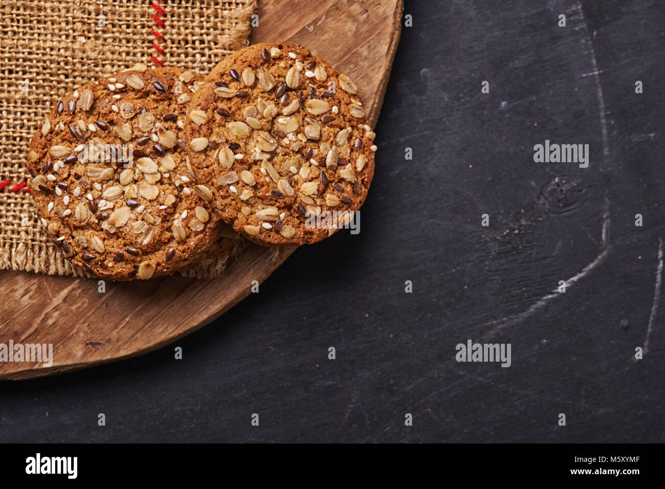 Hafer und Samen Cookies auf Holz- Hintergrund Stockfoto