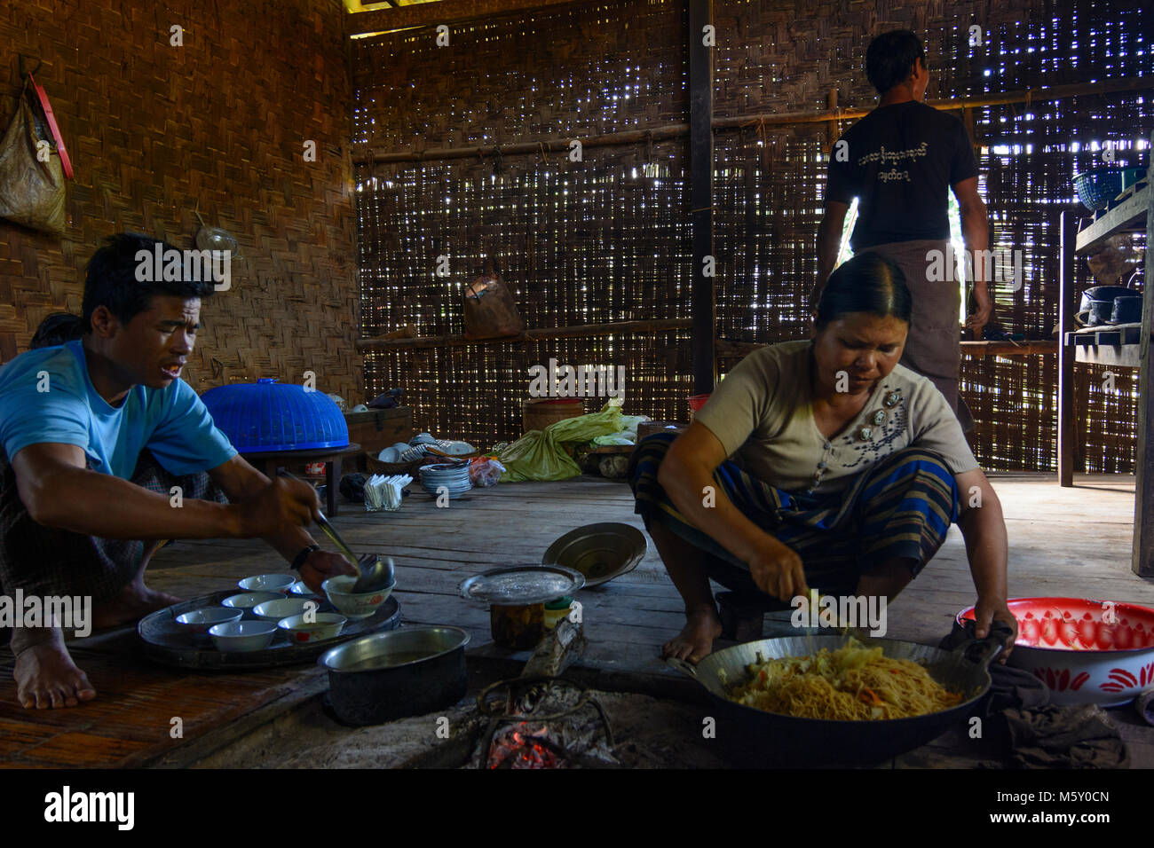 Kalaw: Familie Kochen in der Küche traditionelle Bambus Stelzenhaus, Danu Stamm,, Shan Staat, Myanmar (Birma) Stockfoto