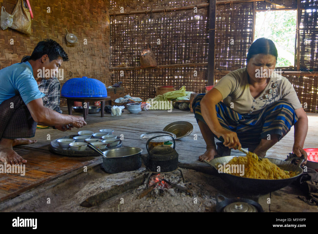 Kalaw: Familie Kochen in der Küche traditionelle Bambus Stelzenhaus, Danu Stamm,, Shan Staat, Myanmar (Birma) Stockfoto