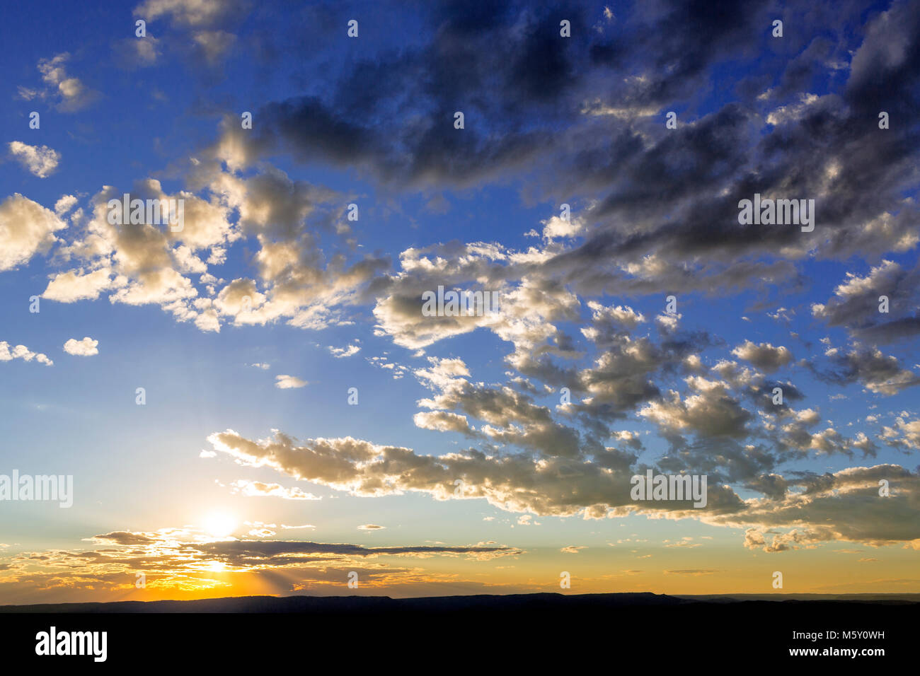 SD 00058-00 ... South Dakota - Wolken bei Sonnenuntergang von Harney Peak in Custar State Park. Stockfoto