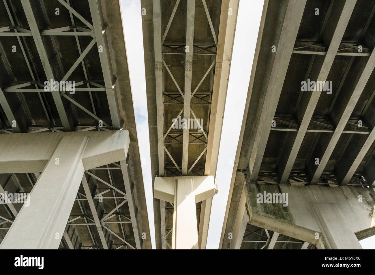 Drei Überführungen/Überführungen/Straßenbrücken in der Innenstadt von New Orleans, Louisiana. Stockfoto