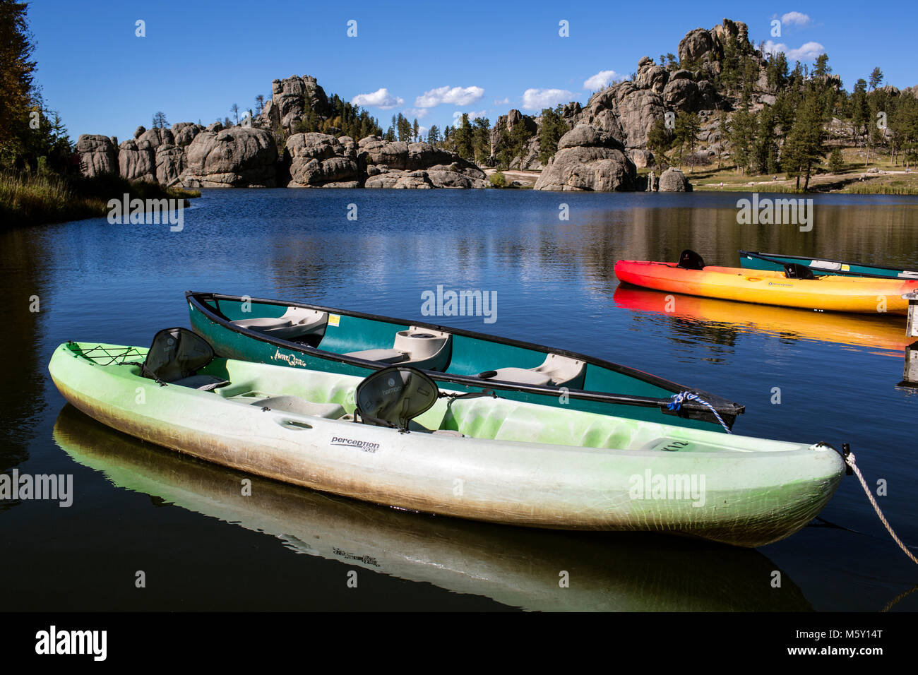 SD 00072-00 ... South Dakota - Boote auf Sylvan Lake im Custer State Park angedockt. Stockfoto