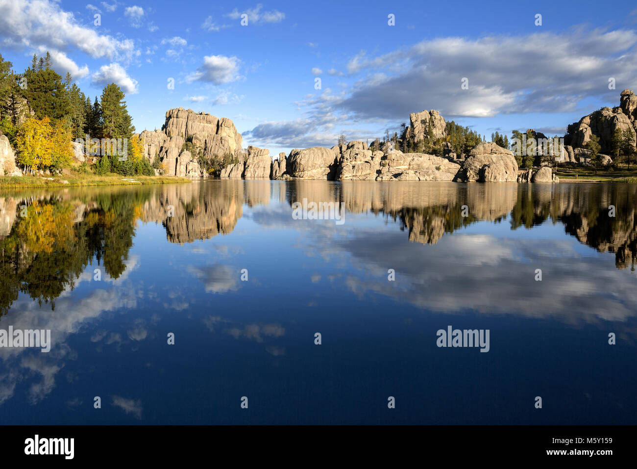 SD 00073-00 ... South Dakota - Reflexionen über Sylvan Lake im Custer State Park. Stockfoto