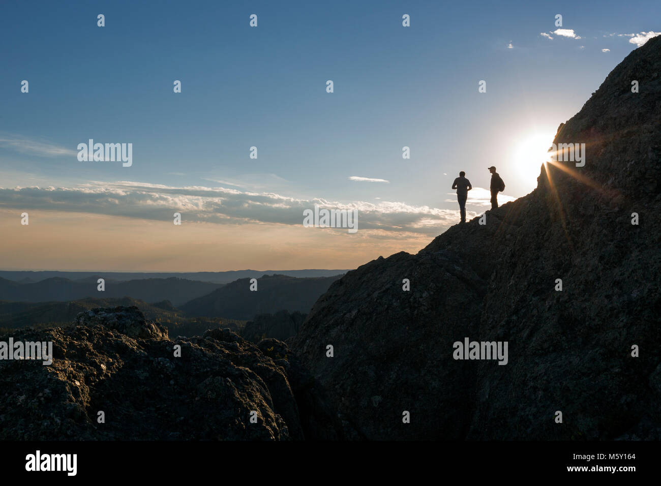 SD 00077-00 ... South Dakota - Wanderer auf kleinen Devel Turm im Custer State Park. Stockfoto