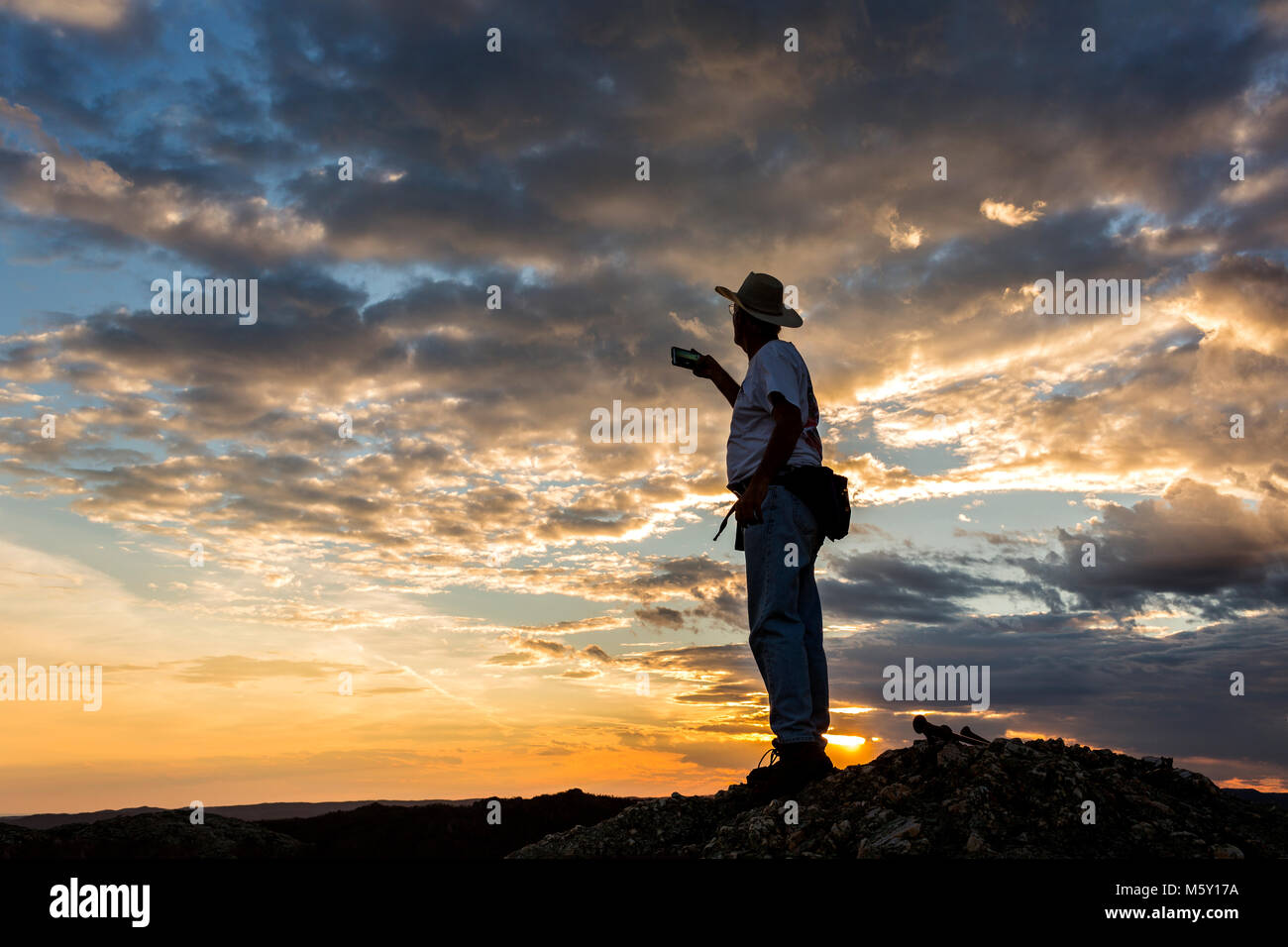 SD 00087-00 ... South Dakota - Wanderer auf dem Gipfel des Kleinen Devel Turm im Custer State Park. (MR) Stockfoto