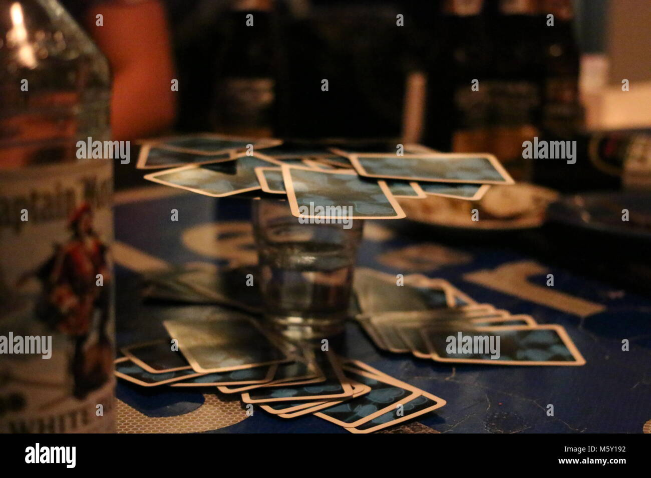 Die 'mushroom' trinken Spiel, in dem Karten auf ein volles Glas Schnaps muss ausgeglichen sein und bilden ein Pilz cap. Stockfoto