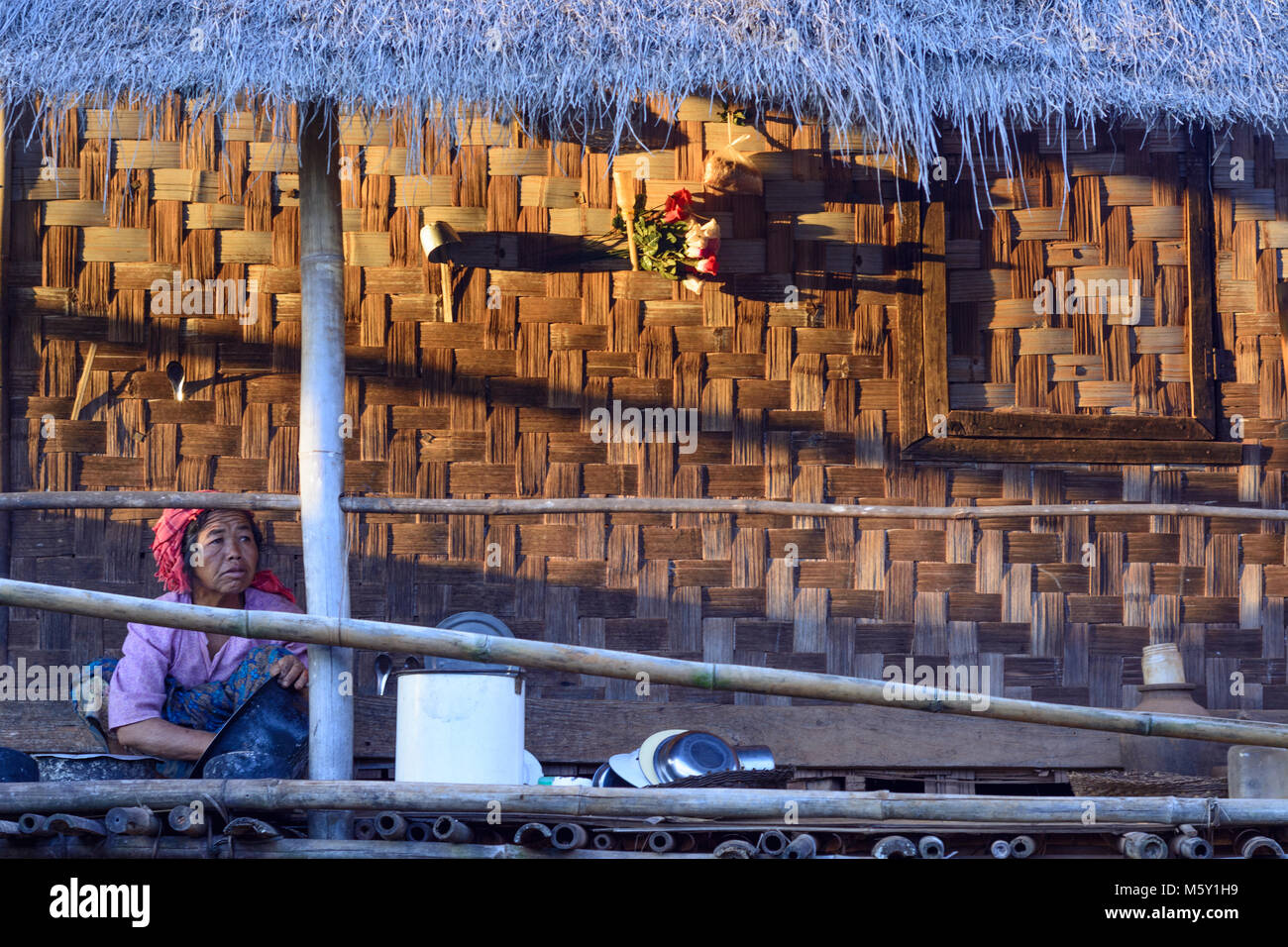 Kalaw: Frau Reinigung Topf am traditionellen Bambus Stelzenhaus, Pa-O-Stamm,, Shan Staat, Myanmar (Birma) Stockfoto