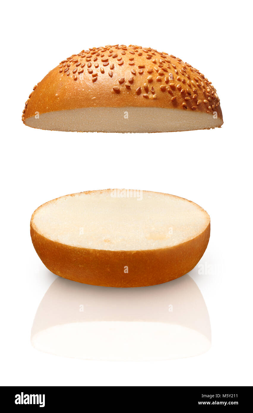 Oben und unten von frischen Brötchen Mit Sesam floating auf weißem Hintergrund mit Reflektion Stockfoto