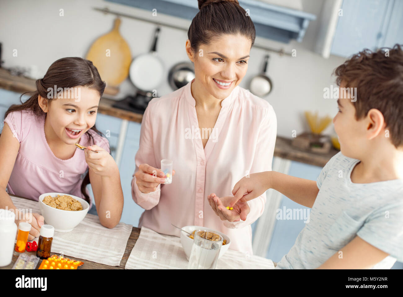 Mutter, die Medikation zu ihrem Sohn inspiriert Stockfoto